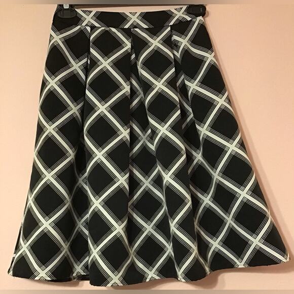 Express lined black white flare midi skirt size 2 - Picture 2 of 7